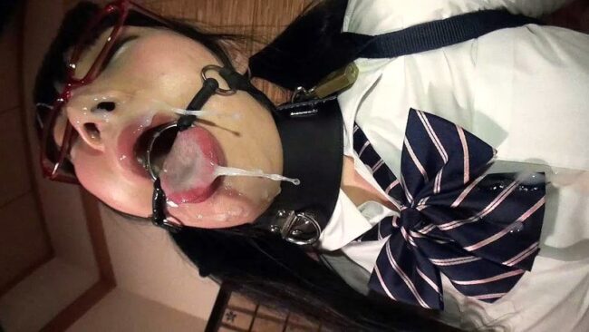 開口器を付けたメガネっ娘