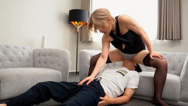 金髪ギャルのパンティ顔騎