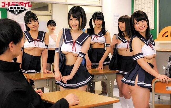 下乳を見せつけるJK集団