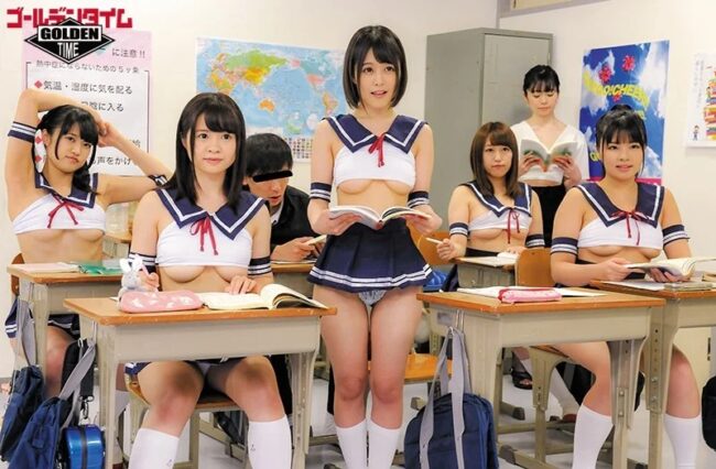 下乳を見せつける女子校生