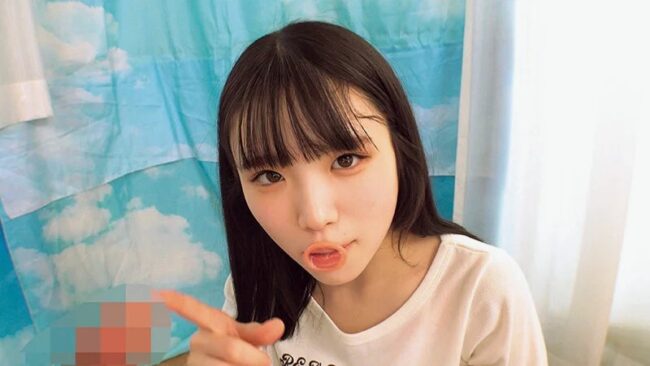 口でコンドームを付ける女の子